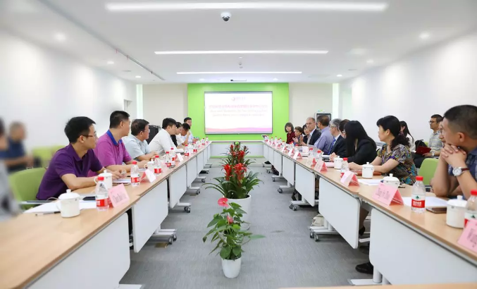 美國(guó)醫(yī)療專家走進(jìn)西安國(guó)際醫(yī)學(xué)中心，開展國(guó)際醫(yī)療合作