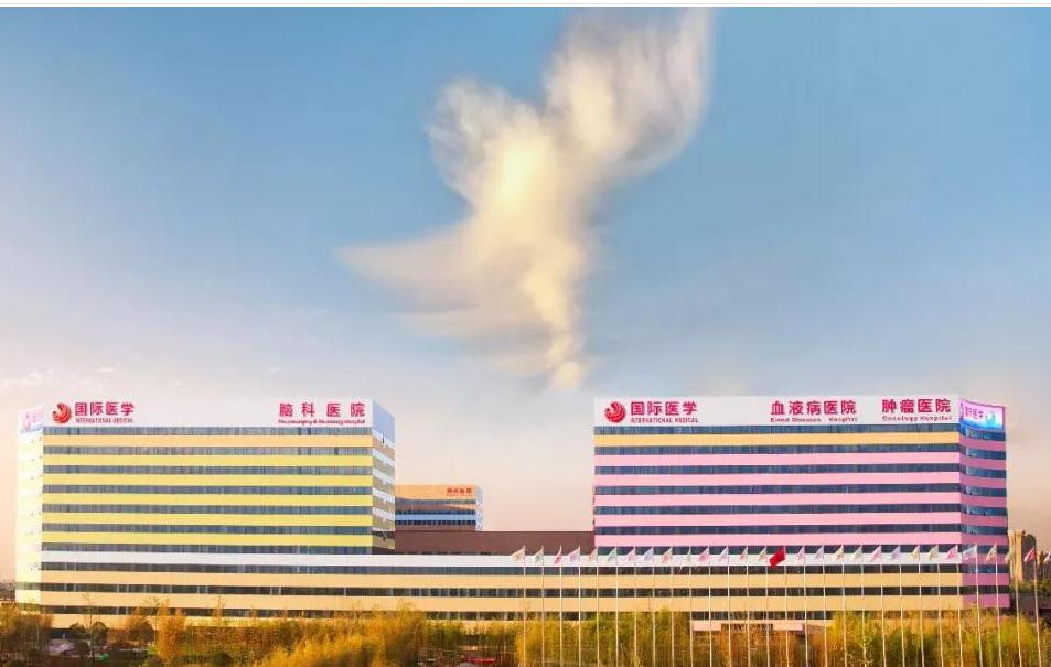 三秦都市報報道—開診百天為何屢克急危重癥疑難疾?。拷颐匚靼策@家醫(yī)院背后的故事