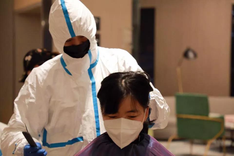 100多位赴武漢醫(yī)療隊(duì)女隊(duì)員“削”掉秀發(fā) ——武漢市委秘書(shū)長(zhǎng)說(shuō)，疫情過(guò)去一定為你們請(qǐng)功！