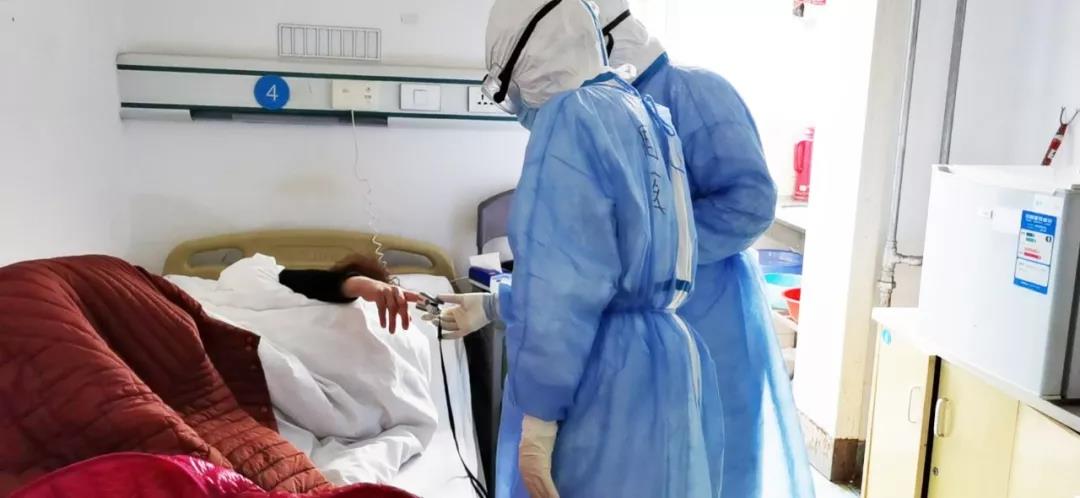 贊！醫(yī)護(hù)人員用方言為患者加油打氣