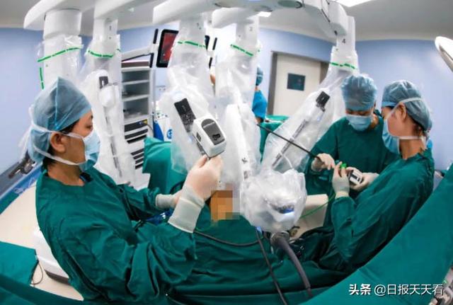 西安日報——新一代達芬奇手術(shù)機器人，輔助婦科微創(chuàng)手術(shù)獲成功