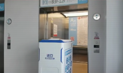 機(jī)器人成精啦！送藥還會坐電梯