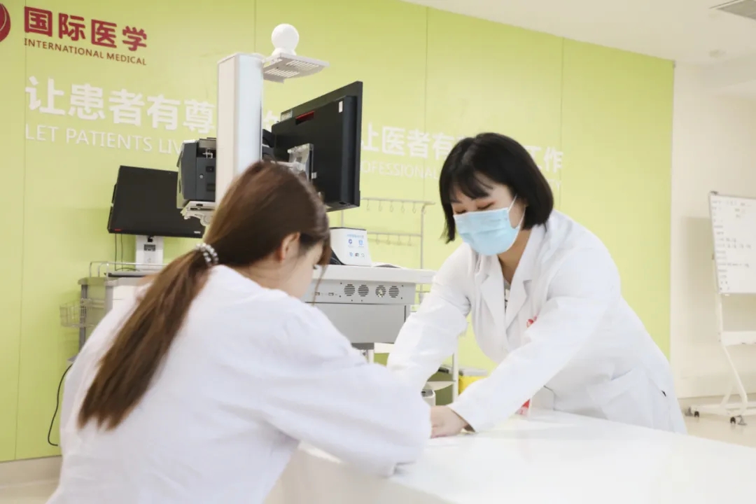 出院手續(xù)床前辦理，「移動(dòng)結(jié)算車」便民又惠民！