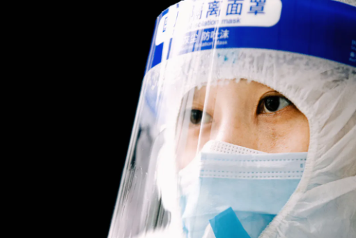 你穿防護(hù)服的樣子，真好看！