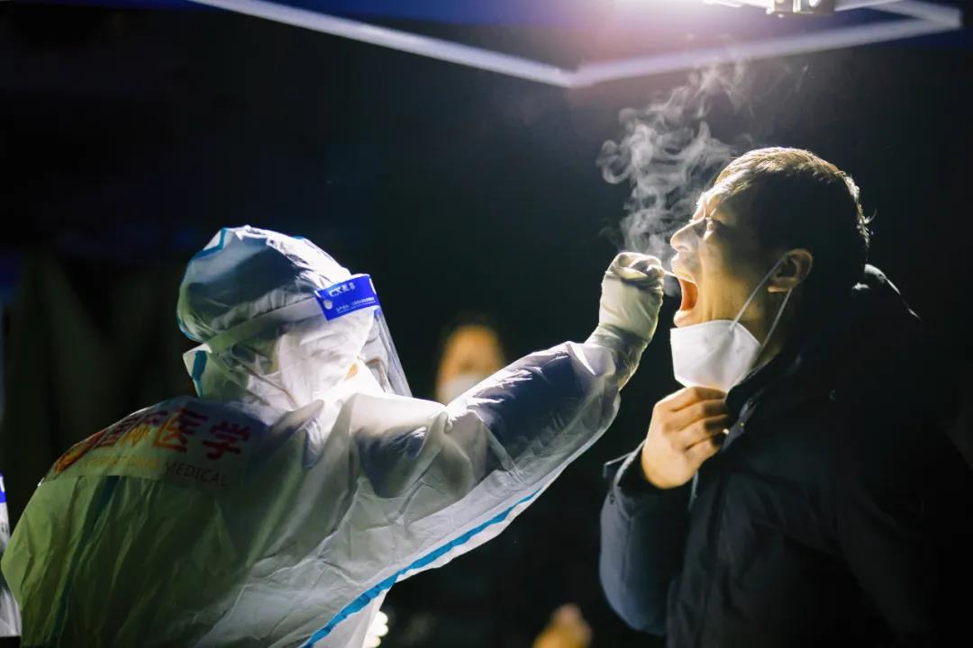 270 萬+！凍紅的手、蹲下的背影，看哭了......