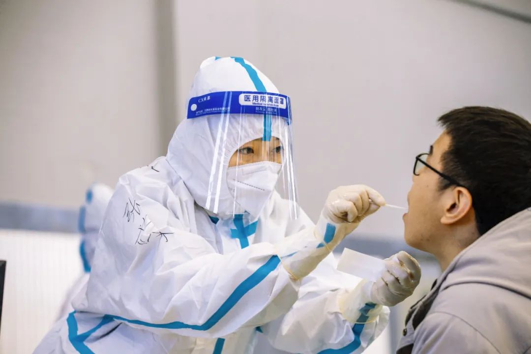 感冒和新冠肺炎有啥不同？