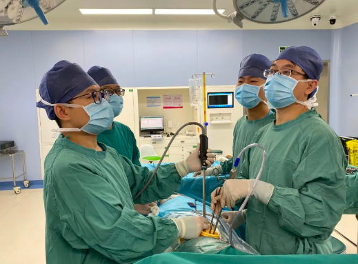 持續(xù)胸悶氣短......檢查后，醫(yī)生為他抽出2300毫升肺部積血