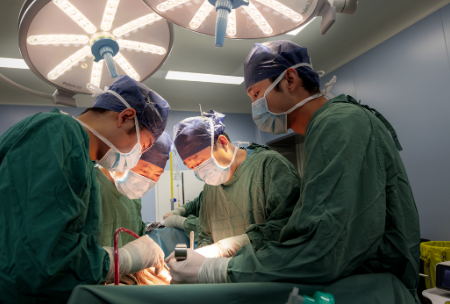 4小時(shí)的手術(shù)，消外一科從七旬患者體內(nèi)取出哈密瓜大小的腫瘤