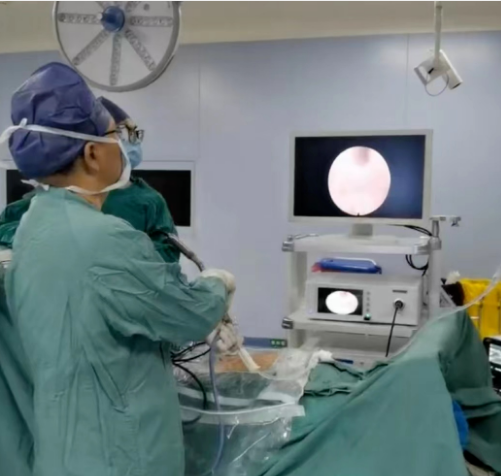 胸椎管狹窄，他把手術(shù)傷口由10公分縮小至7毫米