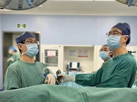 一劈為二！這臺微創(chuàng)手術為他清除了“不速之客”