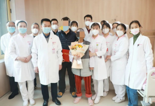 215天守護(hù)，2000多頁病例， 這位女士終見彩虹