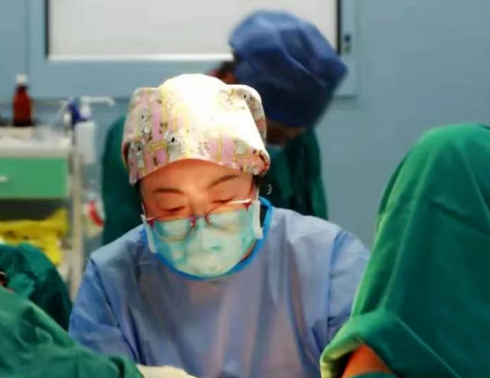 甘肅孕婦星夜兼程400公里，醫(yī)生連夜“環(huán)扎”保胎兒