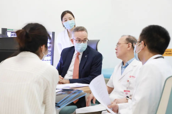 門診、查房、學(xué)術(shù)交流……全美排名第一的妙佑醫(yī)療國際專家團(tuán)隊參與“首屆國際醫(yī)學(xué)高峰論壇”國際診療日活動