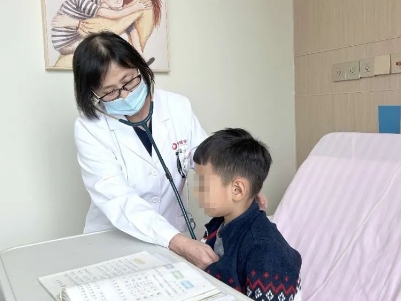 支原體肺炎來了！住院扎堆，學(xué)習(xí)桌搬到病房，孩子邊寫作業(yè)邊打點(diǎn)滴