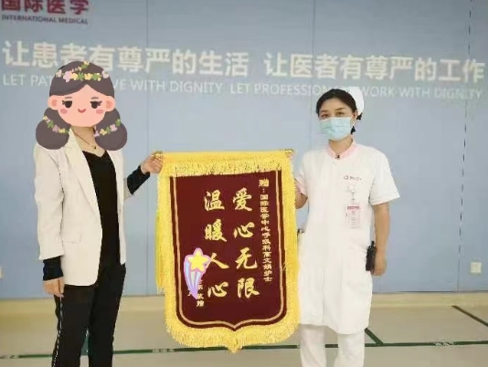 點(diǎn)贊正能量！95后護(hù)士救下走失老人 暖心一扶顯大愛