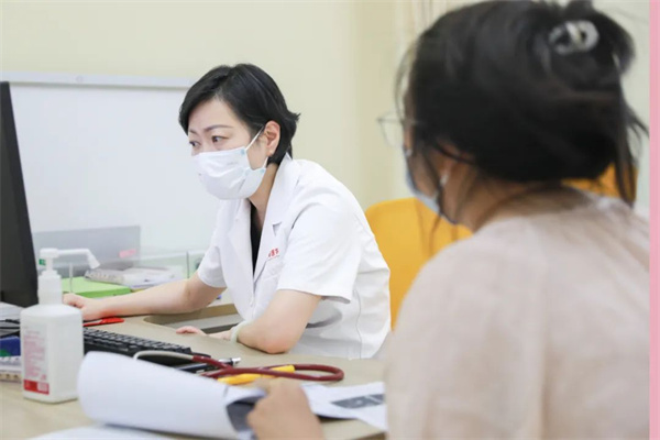 生長發(fā)育、視力矯治、泌尿外科……暑假未到，兒科門診已排起長隊